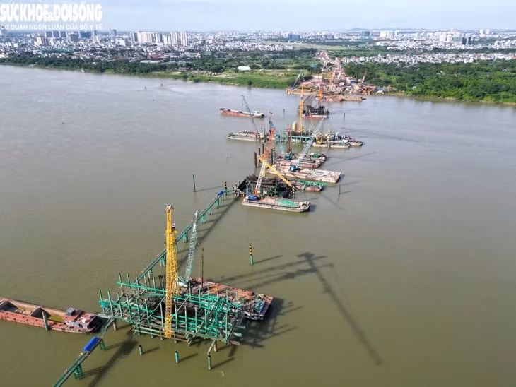 Tại đây, nhiều trang thiết bị, máy móc, công nhân đang triển khai thi công một số hạng mục của công trình.