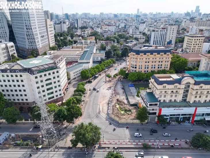 Điểm đầu từ ngã 5 Trần Hưng Đạo - Trần Thánh Tông - Lê Thánh Tông thuộc địa bàn phường Cửa Nam