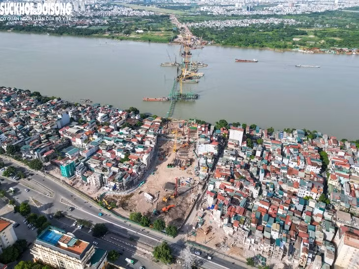 Dự án cầu Trần Hưng Đạo bắc ngang sông Hồng được khởi công ngày 9/10/2025. Cầu có chiều dài khoảng 4,2km, tổng mức đầu tư sơ bộ khoảng 16.226,259 tỷ đồng.