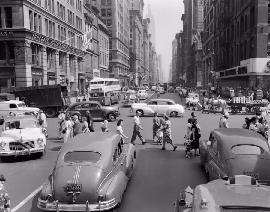 Một tuyến phố sầm uất ở New York với các tòa nhà cao tầng ở 2 bên đường.