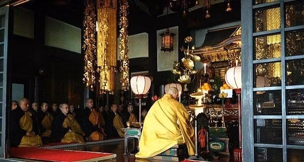 Một thời gian sau, khi mở mộ của nhà sư Kükai, mọi người vô cùng bất người khi thấy thi hài của ông gần như vẹn nguyên, giống như đang ngủ say. Tương truyền, nhiều người tin rằng, nhà sư Kūkai chưa chết mà đã tới một thế giới vĩnh cửu và trở thành một vị Phật. Ảnh: Shingon Culture/Flickr.