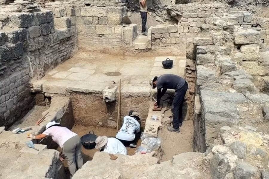 Các nhà khảo cổ học thuộc Đại học Kocaeli và Bộ Văn hóa và Du lịch đã có khám phá quan trọng khi tiến hành cuộc khai quật tại thành phố cảng Bathonea cổ xưa ở Thổ Nhĩ Kỳ. Ảnh: Kocaeli University.