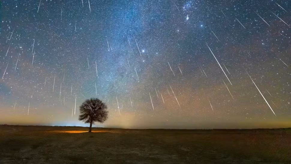 Mưa sao băng Geminids có thể nhìn rõ nhất vào đêm ngày 13, rạng sáng 14/12). Geminids là một trong những trận mưa sao băng lớn nhất trong năm 2025 và sẽ đạt cực đại vào ngày 14/12. Khi ấy, mọi người có thể quan sát từ 120 - 160 sao băng mỗi giờ. Ảnh: bjdlzx via Getty Images.