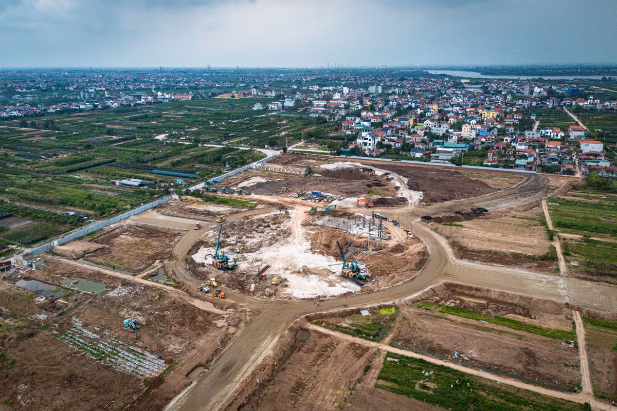 Ngoài sân vận động chính, các công trình phụ trợ như quảng trường ngoài trời và bãi đỗ xe hiện đại với 18 ha cũng đang được triển khai sôi động.
