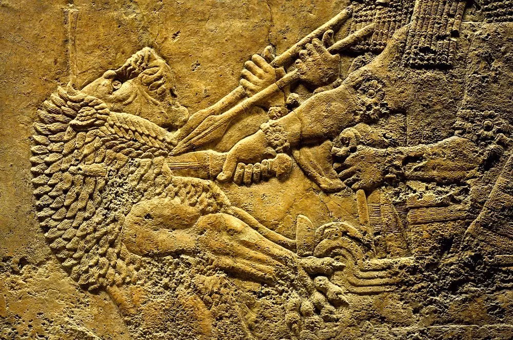 Ở giữa bức phù điêu lớn mới tìm thấy ở Cung điện phía Bắc, Nineveh, Vua Ashurbanipal được 2 vị thần tối cao bảo vệ là Ashur và Ishtar. Ảnh: Osama Shukir Muhammed Amin.