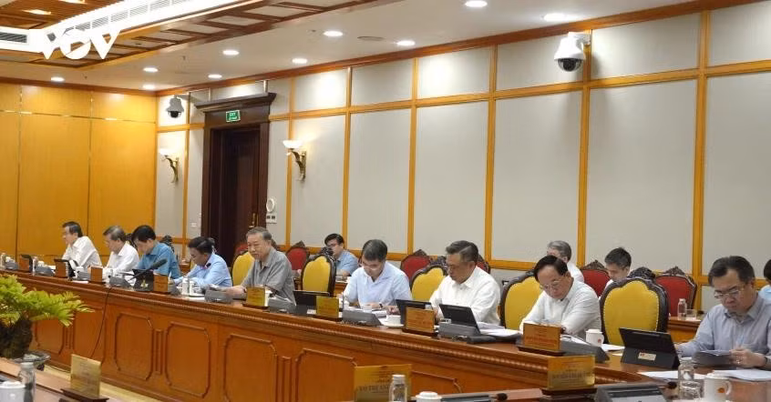 Đây không chỉ là cơ sở chính trị quan trọng để Thành phố tiếp tục phát huy vai trò đầu tàu, cực tăng trưởng quốc gia, trung tâm kinh tế, tài chính, khoa học - công nghệ và đổi mới sáng tạo của cả nước và khu vực; mà còn kiến tạo nền tảng để nghiên cứu, xây dựng Luật Đô thị đặc biệt TP.HCM, từng bước hoàn thiện thể chế vượt trội, mở rộng không gian phát triển và tạo động lực mới để thành phố phát triển nhanh, bền vững trong giai đoạn tới.