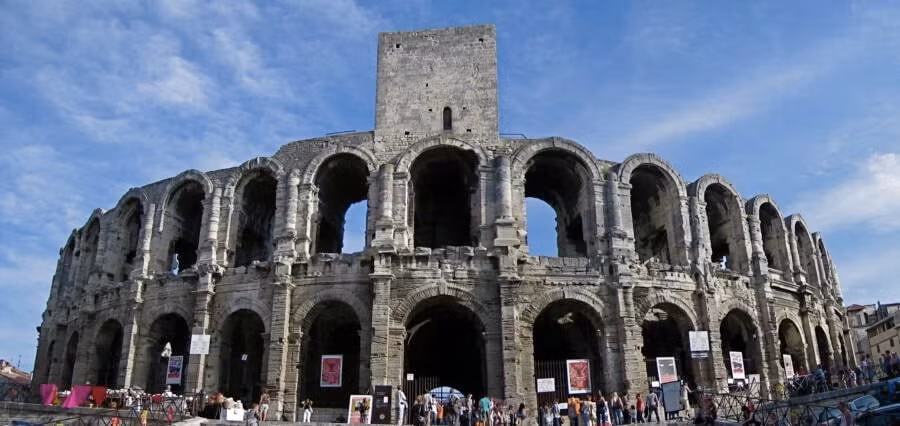 Người La Mã cũng xây dựng nhiều công trình kiến ​​trúc tuyệt đẹp ở Arles, bao gồm một đấu trường (được gọi là Arènes) có sức chứa 2.000 người, một nhà hát khác, các nhà tắm công cộng và một nghĩa trang rộng lớn... Nhiều công trình La Mã cổ xưa còn tới ngày nay khiến Arles trở thành một địa điểm du lịch nổi tiếng. Ảnh: Public Domain.