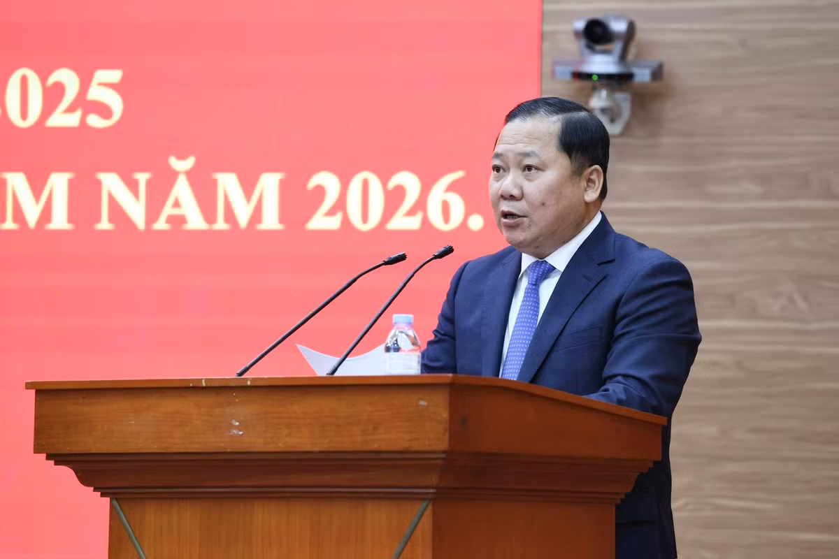 Ông Nguyễn Phi Long - Ủy viên Trung ương Đảng, Phó Bí thư Đảng ủy MTTQ, các đoàn thể Trung ương trình bày báo cáo tại hội nghị. Ảnh: Thu Hà.