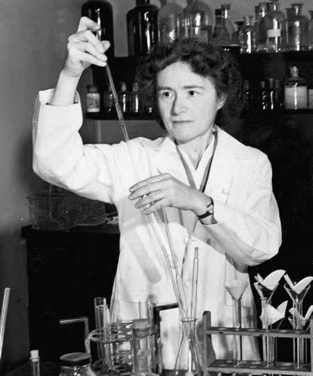 Bà Cori là người phụ nữ Mỹ đầu tiên đoạt giải Nobel danh tiếng. Hình ảnh của bà cũng từng được in trên tem thư của Mỹ cũng như tên của nhà hóa sinh học này được đặt cho một hố trên Mặt trăng: hố Cori. Ảnh: beckerexhibits.wustl.edu.