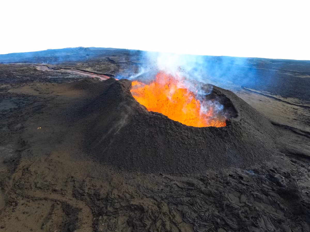 Khi núi lửa Mauna Loa bắt đầu phun trào vào tháng 11/1935 và dung nham cuồn cuộn đổ xuống một hồ nước ở phía bắc. Do lượng dung nham quá lớn nên hồ nước bị vỡ. Kéo theo đó là một dòng dung nham nóng bỏng chảy về phía thành phố Hilo với tốc độ 1,6 km mỗi ngày. Ảnh: tranquilkilimanjaro.com.