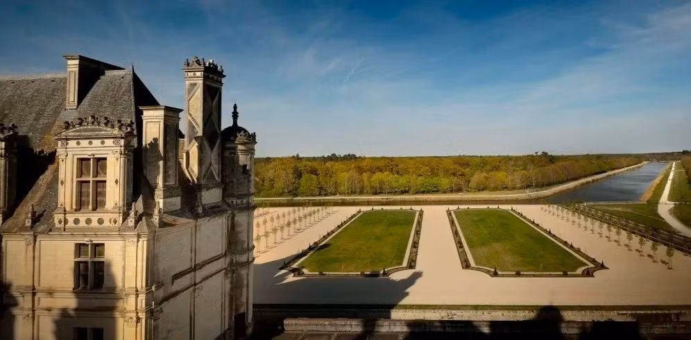 Trong những tháng mùa thu trước lễ Halloween, người dân địa phương sống ở xung quanh lâu đài Chambord kể rằng họ đã nghe thấy tiếng la hét và tiếng kêu bí ẩn của một người đàn ông. Dù tìm kiếm khắp nơi nhưng họ không tìm ra nơi phát ra âm thanh kỳ bí đó. Ảnh: france.fr.