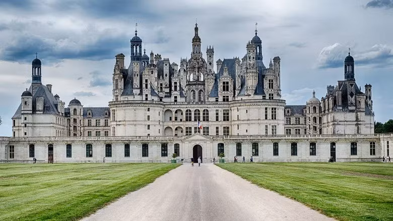 Lâu đài Chambord có niên đại khoảng 500 năm tuổi là một trong những kiến trúc nổi tiếng nước Pháp thu hút đông khách tới thăm quan, tìm hiểu các giá trị văn hóa, lịch sử, kiến trúc... Ngoài ra, công trình này còn hấp dẫn du khách bởi những câu chuyện huyền bí gây nhiều tò mò. Ảnh: Searagen/Getty Images.