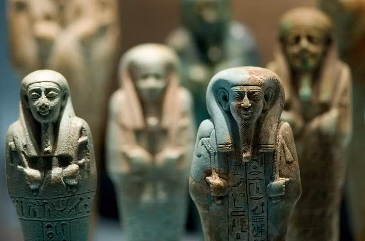 Do đó, những bức tượng shabti thường được tìm thấy trong các ngôi mộ Ai Cập. Những người giàu có và quyền lực thường được chôn cất cùng hàng trăm tượng shabti. Điển hình là trong lăng mộ của pharaoh Tutankhamun các chuyên gia đã tìm thấy hơn 400 tượng shabti. Ảnh: koopmanrob (CC BY-SA).