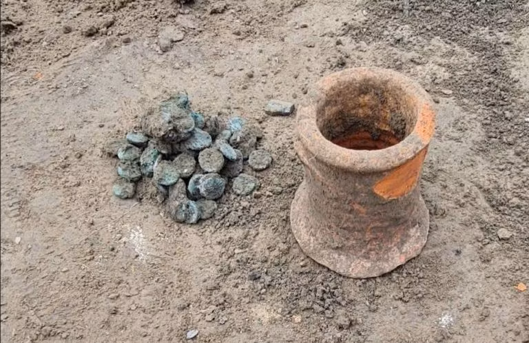 Bên cạnh việc được sử dụng trong nghệ thuật sân khấu, mặt nạ Satyr còn đóng một vai trò quan trọng trong tín ngưỡng thờ thần Dionysus. Tín ngưỡng này đặc biệt phổ biến ở Phanagoria, nhất là dưới thời vua Mithridates VI Eupator - người coi vị thần này là vị thần hộ mệnh của bản thân. Ảnh: Phanagoria Archaeological Expedition, Institute of Archaeology, Russian Academy of Sciences, and the Volnoe Delo Foundation.