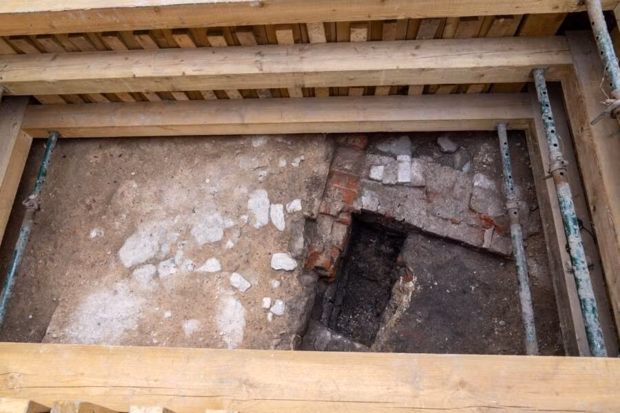 Người ta tin rằng, Lesser Hall đã bị phá hủy trong trận đại hỏa hoạn năm 1834. Với việc tìm thấy tàn tích công trình này, các chuyên gia hy vọng sẽ sớm giải mã thành công bí ẩn về việc Lesser Hall bị phá hủy như thế nào. Ảnh: R&amp;R Delivery Authority.