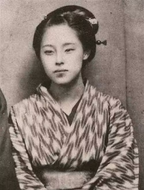 Nữ bác sĩ Kusumoto Ine: Kusumoto Ine là nữ bác sĩ Tây y đầu tiên của Nhật Bản, rất được hoàng hậu và các vương phi hoàng tộc tin tưởng. Kusumoto Ine đã có đóng góp rất nhiều vào việc khuyến khích nữ giới nước này đi học. Cô còn biên dịch, chuyển ngữ nhiều sách phương Tây ra tiếng Nhật. Ngoài ra, Ine rất thông thạo các môn học tự nhiên. Dù giỏi giang, song cuộc đời Kusumoto Ine là một câu chuyện buồn. Cô đã bị thầy giáo lạm dụng khi còn đi học và sinh ra một bé gái. Điều này khiến Ine có sự ám ảnh nhất định với nam giới, cô sống độc thân suốt đời, làm mẹ đơn thân nuôi con trong lúc xoay xở học y.