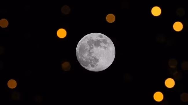 "Siêu trăng lạnh" (Cold Moon) là kỳ Trăng tròn thứ 12 và cũng là cuối cùng của năm 2025. Siêu trăng sẽ đạt độ tròn tuyệt đối vào lúc lúc 18h14 (giờ EST) ngày 4/12 (tức 6h14 sáng 5/12 theo giờ Việt Nam). Ảnh: Getty Images.