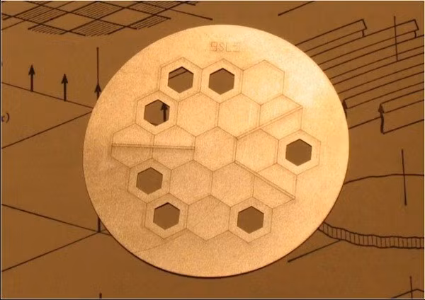 Khi JWST bắt đầu hoạt động khoa học, hiệu suất của AMI bị ảnh hưởng bởi biến dạng điện tử cực nhỏ ở máy dò camera hồng ngoại, dẫn tới ảnh chụp bị mờ. Ảnh: Anand Sivaramakrishnan/STScI.