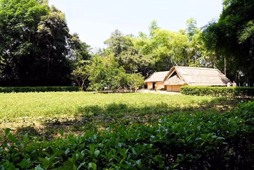 Khu di tích Kim Liên tại tỉnh Nghệ An là quê hương, nơi sinh thành Chủ tịch Hồ Chí Minh. Trong đó, ngôi nhà của bà Hoàng Thị Loan (nơi sinh của Bác), nhà cụ Hoàng Xuân Đường - ông ngoại của Bác, nhà cụ Nguyễn Sinh Sắc, nơi Bác và gia đình đã sống từ năm 1901 - 1906. Ảnh: Quân đội Nhân dân.