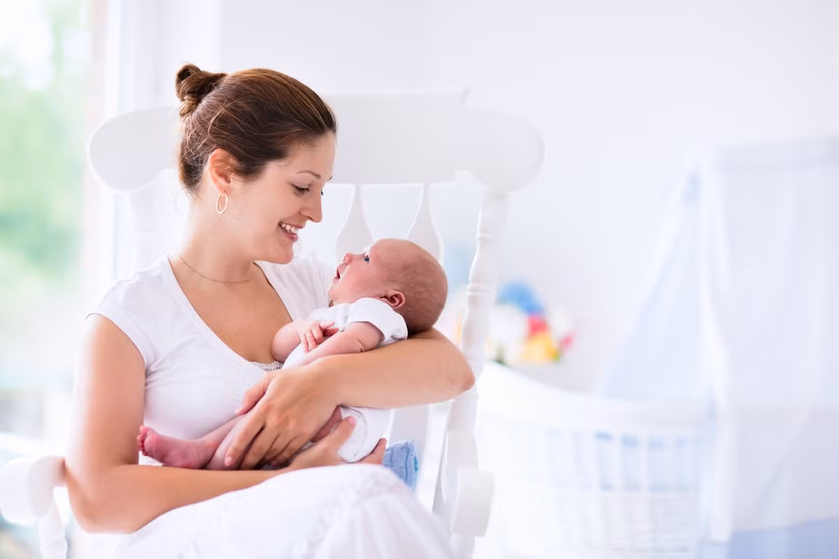 Nhóm nghiên cứu tại Trung tâm Cảm giác Hóa học Monell ở Philadelphia, Mỹ bao gồm: Julie Mennella, Gary Beauchamp đã giành giải Ig Nobel Nhi khoa với phát hiện trẻ sơ sinh thích bú sữa khi mẹ mới ăn tỏi. Những đứa trẻ này bám vào vú lâu hơn và bú nhiều hơn khi sữa có mùi tỏi. Ảnh: myhealthspin.