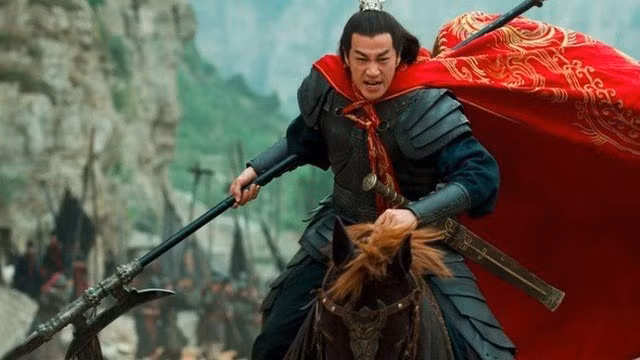 Trong lúc Tào Tháo đang do dự, Lưu Bị khi ấy ở cạnh liền nói một câu đẩy Lữ Bố vào cửa tử. Lưu Bị nói với Tào Tháo rằng: “Ngài quên Lã Bố đã đối xử với Đinh Nguyên và Đổng Trác như thế nào hay sao?”.