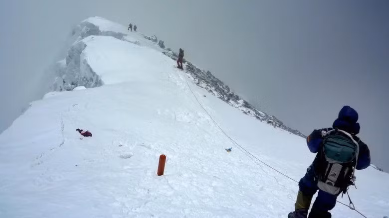 Thi hài hàng trăm nhà leo núi trở thành những "xác ướp vĩnh hằng" trên ngọn núi Everest. Trải qua nhiều năm, những thi hài này vẫn chưa thể được đưa xuống núi để gia đình an táng. Ảnh: STR/Getty Images.