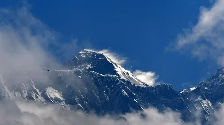 Những nguyên nhân tử vong phổ biến hàng đầu của những nhà leo núi chinh phục đỉnh Everest gồm: tuyết lở, bị trượt ngã, tê cóng, khó thở khi càng lên không khí càng loãng đến mức nguy hiểm... Ảnh: Prakash Mathema/Getty Images.