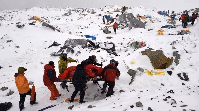 Với những nguyên nhân trên, thi thể các nhà leo núi tử nạn khi chinh phục đỉnh Everest thường bị bỏ lại trên núi. Ảnh: Roberto Schmidt/Getty Images.
