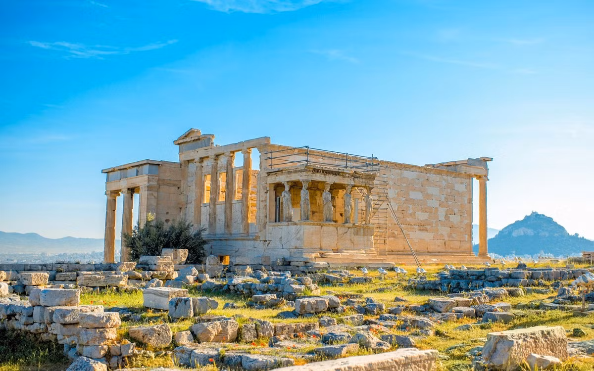 Đền Hekatompedon được xây dựng trên Acropolis vào khoảng năm 550 trước Công nguyên, tức khoảng 100 năm trước khi đền Parthenon được xây. Tuy nhiên, đền Hekatompedon đã bị người Ba Tư phá hủy vào năm 480 trước Công nguyên và đền Parthenon sau đó được xây dựng tại địa điểm này. Ảnh: acropolis-tickets.com.