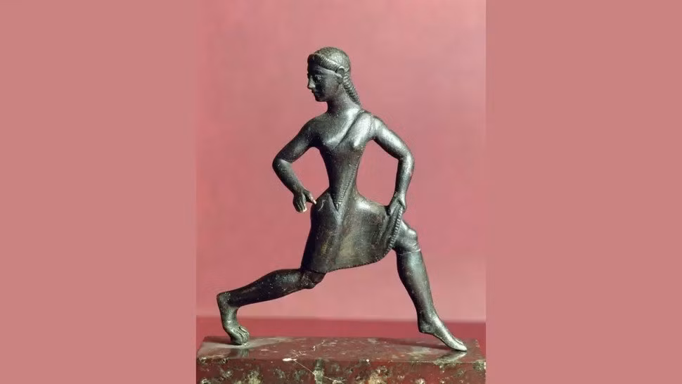 Thế vận hội Olympic cổ đại thu hút người dân từ khắp Hy Lạp, đôi khi cả ngoài lãnh thổ đế chế này tới xem. Trong thời gian tổ chức Olympic - một trong những sự kiện thể thao lớn nhất lịch sử nhân loại, các quy định đối với phụ nữ dường như rất nghiêm ngặt. Nhà văn Pausanias, người sống vào thế kỷ 2 sau Công nguyên ghi nhận có một đạo luật đề cập đến việc ném bất kỳ "phụ nữ nào bị bắt gặp có mặt tại Thế vận hội" xuống vách đá. Ảnh: Hulton Fine Art Collection/Getty Images.