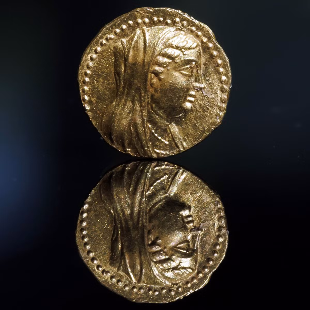 Berenice II là vợ của pharaoh Ptolemy III - người cai trị Ai Cập từ năm 246 trước Công nguyên đến năm 221 trước Công nguyên. Căn cứ vào dòng chữ khắc trên đồng tiền, Nữ hoàng Berenice có thể là người đã cai trị Ai Cập. Ảnh: The Temple Institute/Facebook.