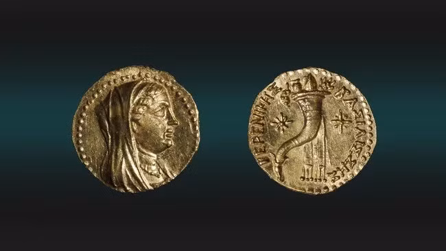 Theo Cơ quan Cổ vật Israel (IAA), các chuyên gia đã tìm thấy một đồng tiền vàng quý hiếm ở Jerusalem. Đồng tiền có in hình nữ hoàng Berenice II của Ai Cập và có niên đại từ thời chồng bà, người cai trị thứ ba của Vương quốc Ptolemaic ở Ai Cập. Ảnh: Eliyahu Yanai, City of David.