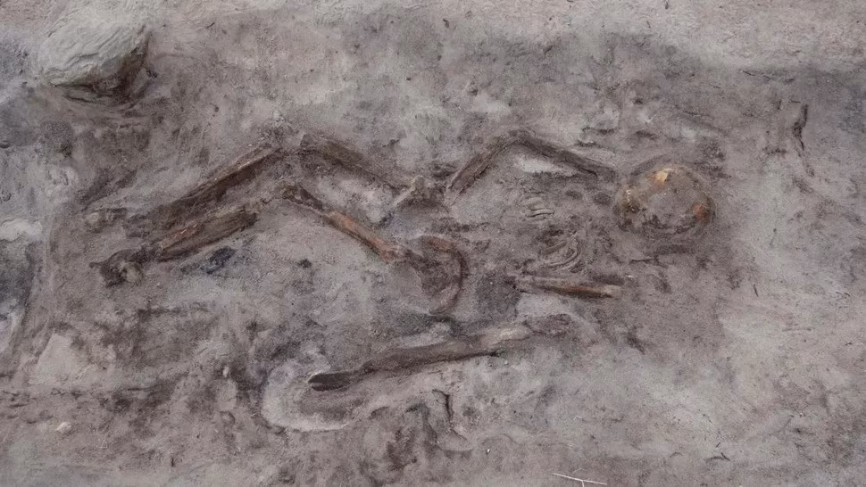 Trong cuộc khai quật gần làng Sand trên đảo Senja, Na Uy, các nhà khảo cổ học đã khai quật được một mộ thuyền chứa hài cốt của một người được cho là phụ nữ Viking. Người này được chôn cùng một con chó. Theo kết quả kiểm tra niên đại, mộ cổ này có niên đại từ năm 900 - 950. Ảnh: The Arctic University Museum of Norway, UiT.
