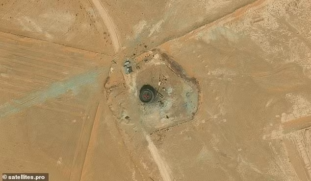 Thợ săn UFO Scott Waring cho hay, ông chính là người phát hiện ra vật thể này. Theo ông, đây có thể là một UFO đã nằm dưới lòng đất hàng chục ngàn năm, thậm chí còn xuất hiện trước cả thời kỳ lịch sử được ghi nhận của loài người. Ảnh: satellites.pro.