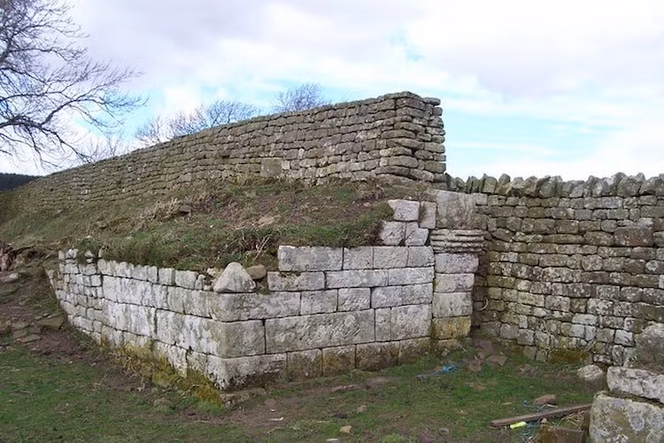 Các nhà nghiên cứu gần đây đã kết thúc mùa khai quật thứ 5 tại Bremenium - pháo đài La Mã ở Northumberland, cách Bức tường Hadrian khoảng 39 km về phía bắc. Được xây dựng ban đầu vào cuối thế kỷ thứ nhất sau Công nguyên, Bremenium đóng vai trò quan trọng cho các hoạt động quân sự ở Scotland và cảnh báo người La Mã về các cuộc tấn công từ phương bắc. Ảnh: John Watson / CC.