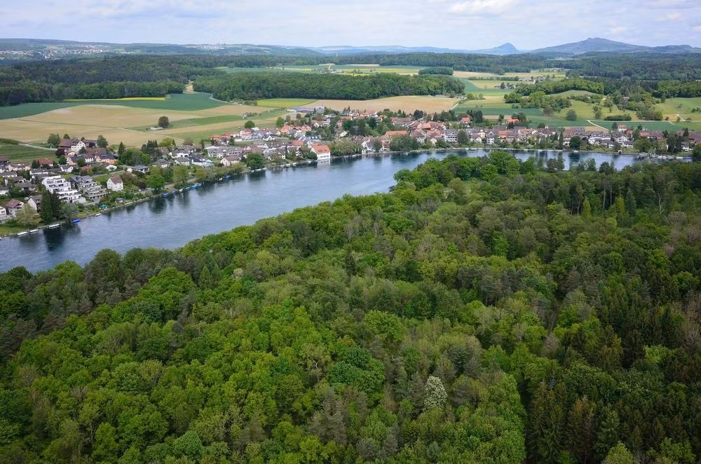 Büsingen am Hochrhein là một trong những thành phố có vị trí địa lý độc đáo nhất thế giới. Mặc dù thuộc lãnh thổ Đức nhưng toàn bộ thành phố Büsingen am Hochrhein nằm trong lòng Thụy Sĩ. Ảnh: donald.kaden/Flickr.