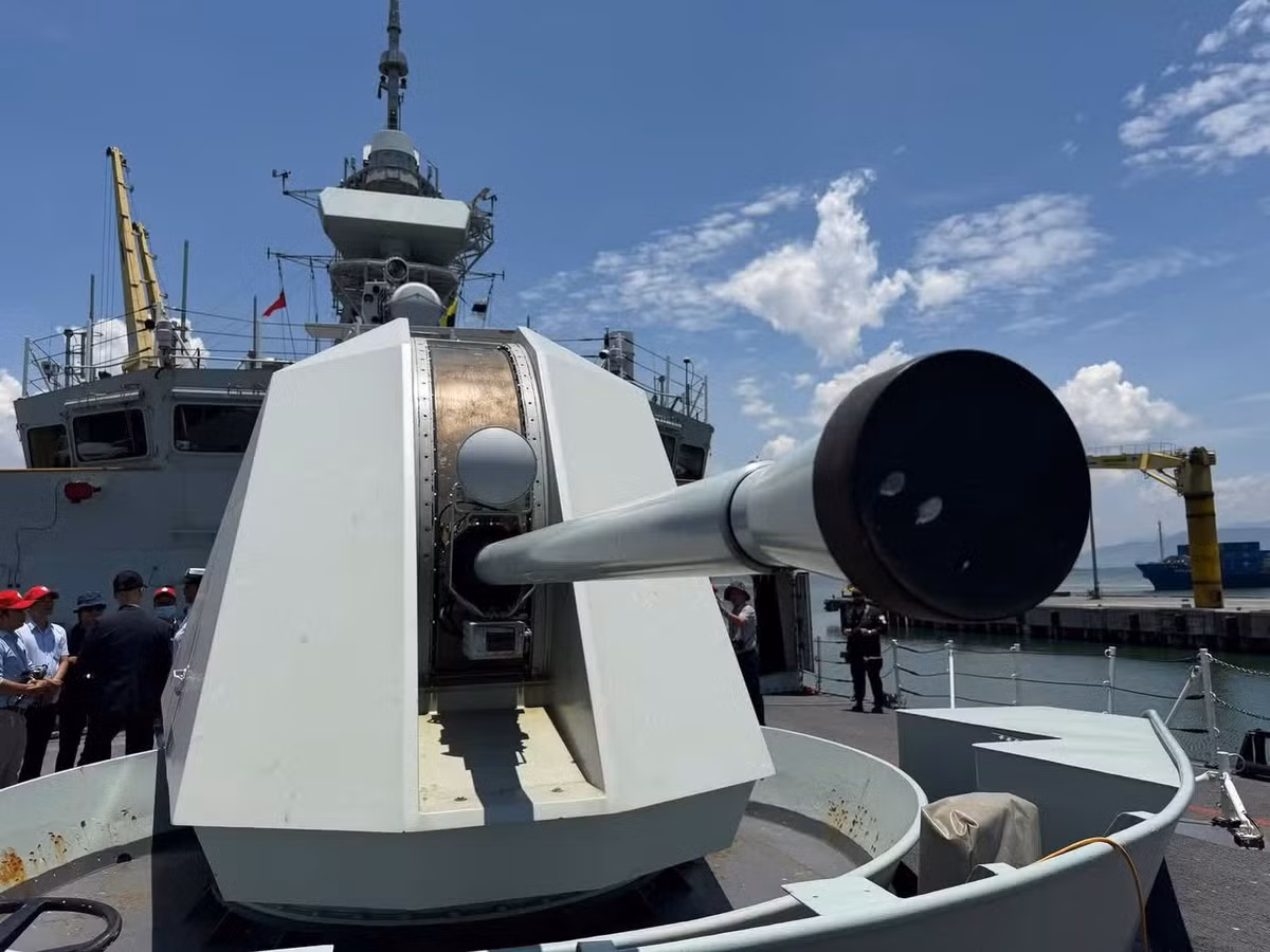 Một ụ pháo 57mm được trang bị phía mũi tàu HMCS Charlottetown.
