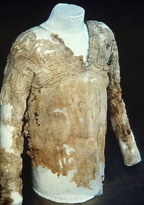 Năm 1977, chiếc váy Tarkhan mới được phát hiện giá trị thật khi nó vô tình được gói trong một gói đồ dệt gửi đến Bảo tàng Victoria Albert ở London, Anh để bảo tồn. Ảnh: Petrie Museum of Egyptian Archaeology/UCL.