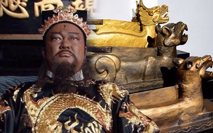 Họa tiết rồng trên long bào của hoàng đế là thăng long tức là hình đầu rồng hướng lên trên. Trong khi ấy, họa tiết trên mãng bào là giáng long, tức đầu rồng hướng xuống dưới.