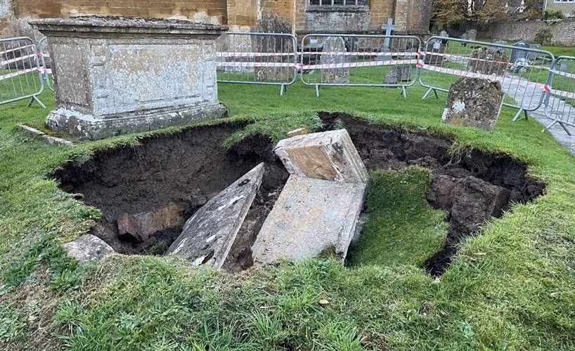 Một ngôi mộ có niên đại từ thế kỷ 18 tại nhà thờ All Saints ở Martock, Somerset, Anh, gần đây đã bất ngờ sụp đổ. Ban đầu, nhà thờ cho rằng, ngôi mộ có thể bị một hố sụt "nuốt chửng". Ảnh: Reverend Paul Fillery.