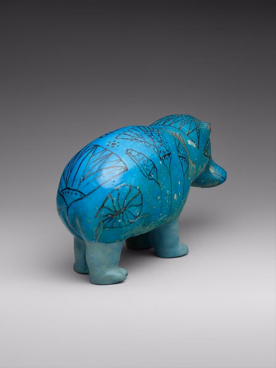 Bức tượng được chế tác từ faience - một loại gốm tráng men được làm một phần từ thạch anh nghiền. Hiện vật được trang trí bằng hình vẽ hoa sen - loài hoa mọc trong đầm lầy và tượng trưng cho sự tái sinh. Ảnh: metmuseum.org.