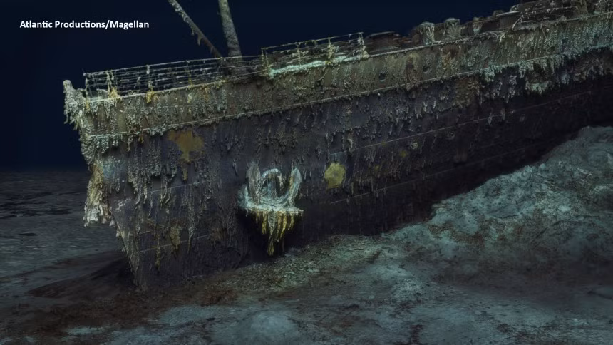 Theo điều tra của cơ quan chức năng, 2 tiếng 40 phút sau khi đâm vào tảng băng trôi, Titanic - con tàu lớn nhất thế giới tại thời điểm ấy - đã vĩnh viễn nằm dưới đáy đại dương. Trong số 2.224 người có mặt trên tàu Titanic huyền thoại, chỉ có khoảng 700 người sống sót và khoảng 1.500 người bị mắc kẹt trong khoang tàu đắm hoặc chết trong làn nước giá lạnh của Bắc Đại Tây Dương. Ảnh: Atlantic Productions / Magellan.