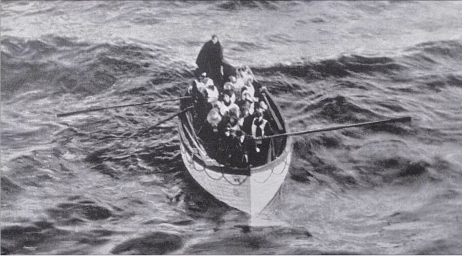 Ban đầu, ông Fleet cứ ngỡ tàu Titanic đã thoát khỏi thảm họa trong gang tấc khi chứng kiến ​​tảng băng trôi cọ xát vào mạn tàu và để lại những mảnh băng vụn trên boong. Thế nhưng, chẳng bao lâu sau, ông nhận ra con tàu mệnh danh "không thể chìm" đã va chạm mạnh với tảng băng trôi và đang từ từ chìm xuống đáy biển. Ảnh: National Archives.
