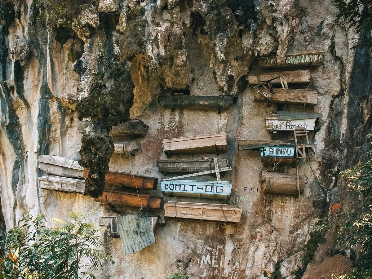 Cụ thể, hàng ngàn năm nay, một nhóm dân tộc ở vùng Tây Nam Trung Quốc đã mai táng người chết trong "quan tài treo" trên vách đá, nhưng danh tính của họ từ lâu đã là bí ẩn đối với các nhà nghiên cứu. Một nghiên cứu di truyền mới công bố cho thấy tập tục mai táng bằng "quan tài treo" đã được thực hiện bởi tổ tiên của những người vẫn còn sống ở khu vực này ngày nay. Ảnh: Palu Malerba.