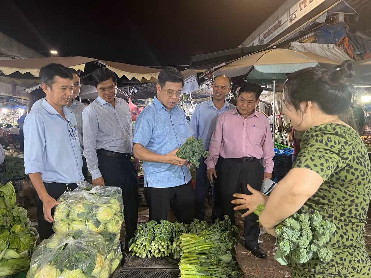 Phó chủ tịch UBND TPHCM Nguyễn Văn Dũng trò chuyện cùng tiểu thương chợ đầu mối Hóc Môn