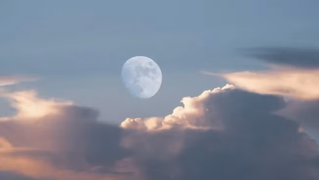 Mặt trăng không giống hệt nhau nếu quan sát từ những địa điểm khác nhau trên Trái đất. Sự khác biệt này chủ yếu đến từ góc nhìn và vị trí quan sát của mỗi người, khiến hình ảnh Mặt trăng có thể thay đổi đáng kể tùy theo khu vực và thời điểm trong ngày. Ảnh: Getty Images.