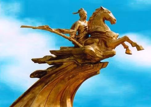Tượng Thánh Gióng ngự trên đỉnh núi đá Chồng, thuộc Khu di tích Đền Sóc - Chùa Non (Sóc Sơn, Hà Nội). I.T