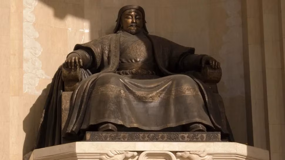 Tuy nhiên, phân tích ADN của nhóm nghiên cứu đã tiết lộ rằng, 2 người đàn ông trên có chung dòng dõi cha - cũng được chia sẻ với một người đàn ông được xác định niên đại bằng phương pháp carbon phóng xạ vào thế kỷ 18 - được cho là có liên quan đến Thành Cát Tư Hãn. Ảnh: georgeclerk via Getty Images.