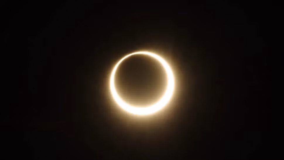 Theo tính toán quỹ đạo dài hạn của NASA, các điểm nút Mặt trăng lùi dần về phía tây khoảng 19,3 độ mỗi năm. Vậy nên, mùa thiên thực dịch chuyển khoảng 19 ngày mỗi năm. Khi mùa thiên thực bắt đầu, việc xảy ra một cặp thiên thực gần như không thể tránh khỏi. Ảnh: Philip Yabut via Getty Images.