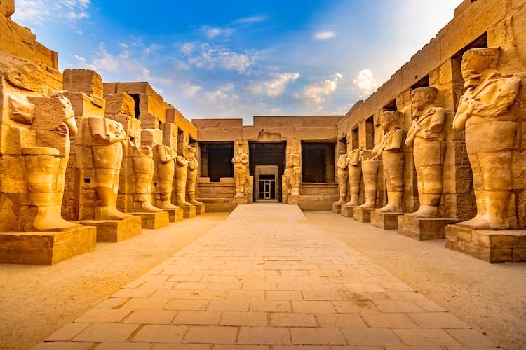 Hình ảnh trên tấm phiến đá mới được khai quật trong quá trình trùng tu quần thể đền Karnak có niên đại khoảng 4.000 tuổi ở Luxor cho thấy hoàng đế Tiberius đứng trước Amun, Mut và Khonsu - những vị thần quan trọng trong đời sống tâm linh của người Ai Cập được thờ phụng ở Luxor. Sự hiện diện của các vị thần quan trọng này bên cạnh hoàng đế La Mã có ý nghĩa rất quan trọng. Ảnh: Shutterstock.
